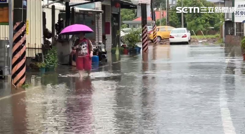 屏東清晨強降雨造成許多地區排水來不及宣洩淹水。(圖/記者朱俊傑攝影)