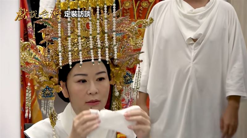 張秀卿定裝時感動落淚。(圖/翻攝YouTube《戲說臺灣》畫面)