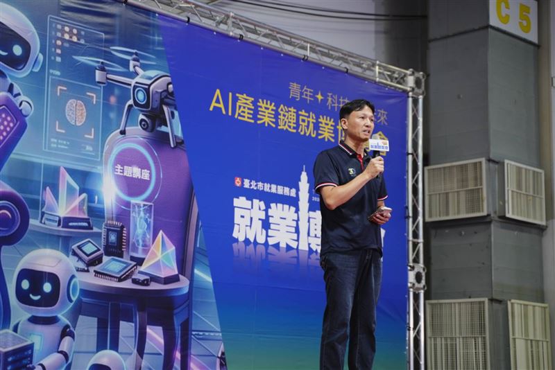 點亮北士科科技拼圖！AI就博會圓山湧人潮，智慧機器人遞送啟動鈕，開啟青年科技新職涯。（圖／臺北市政府勞動局提供）
