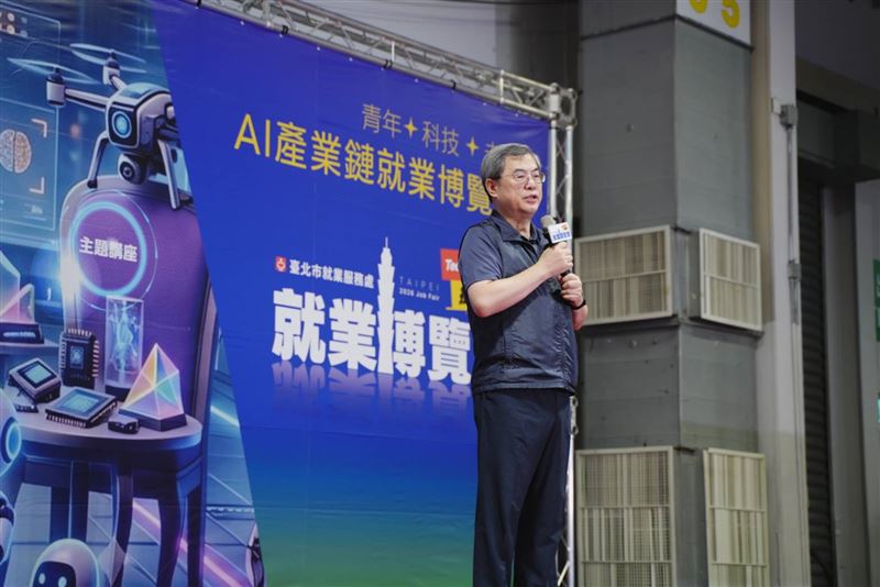 點亮北士科科技拼圖！AI就博會圓山湧人潮，智慧機器人遞送啟動鈕，開啟青年科技新職涯。（圖／臺北市政府勞動局提供）
