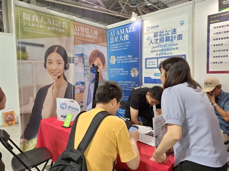 點亮北士科科技拼圖！AI就博會圓山湧人潮，智慧機器人遞送啟動鈕，開啟青年科技新職涯。（圖／臺北市政府勞動局提供）