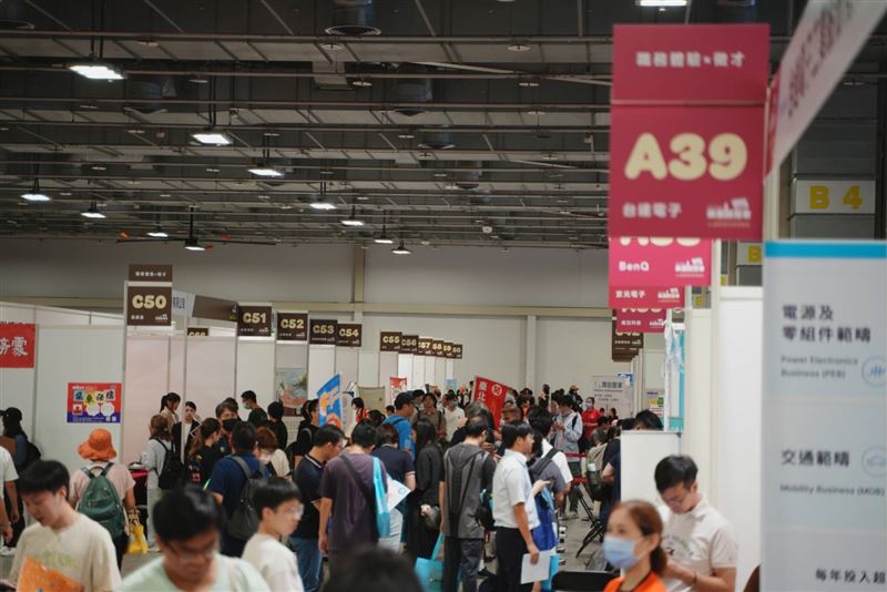 點亮北士科科技拼圖！AI就博會圓山湧人潮，智慧機器人遞送啟動鈕，開啟青年科技新職涯。（圖／臺北市政府勞動局提供）