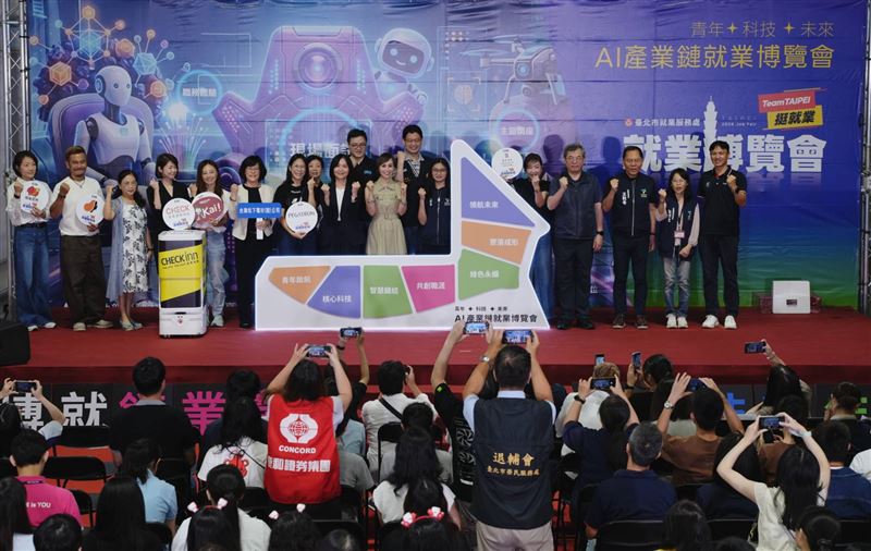 點亮北士科科技拼圖！AI就博會圓山湧人潮，智慧機器人遞送啟動鈕，開啟青年科技新職涯。（圖／臺北市政府勞動局提供）