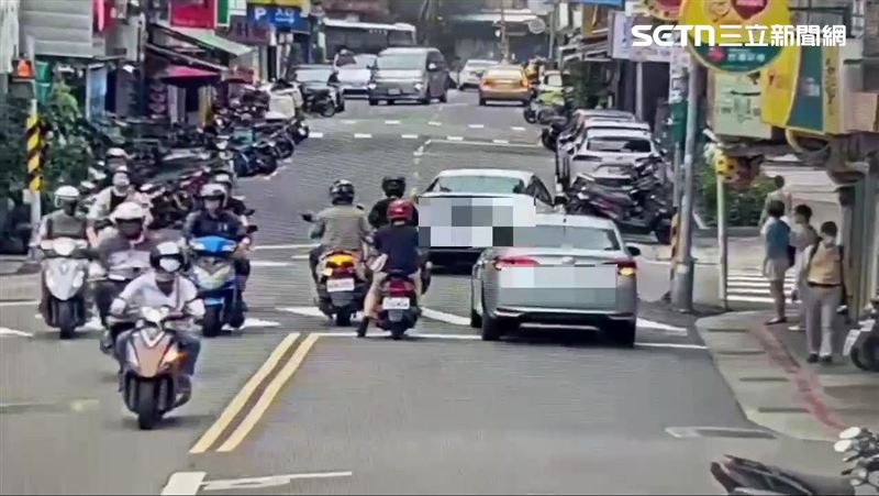 北市張男開車時突然昏迷自撞路旁5輛機車。(圖/翻攝畫面)