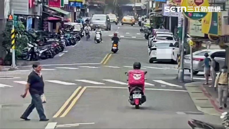 66歲男開車突昏迷　追撞路旁5機車送醫亡