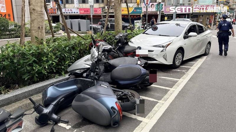 北市張男開車時突然昏迷自撞路旁5輛機車。(圖/翻攝畫面)