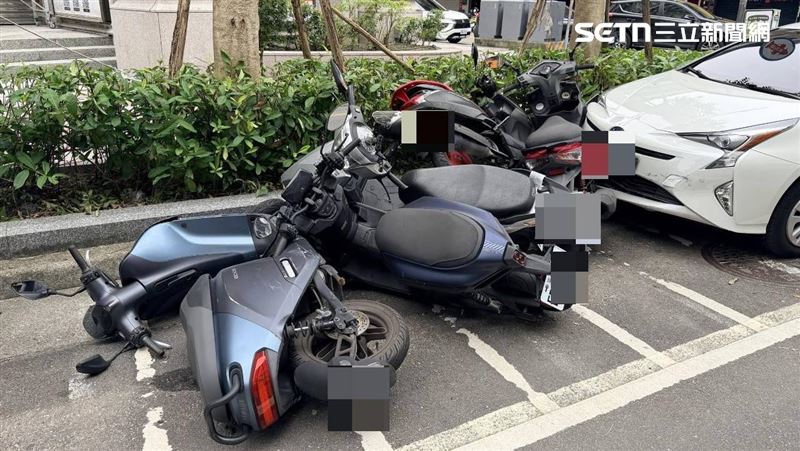 北市張男開車時突然昏迷自撞路旁5輛機車。(圖/翻攝畫面)