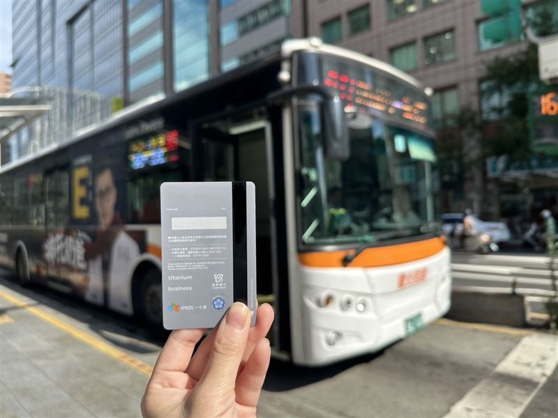 一卡通開通雙北公車自動加值,餘額低於百元秒補500。表面升級通勤,實挾5400萬發卡與725萬用戶,以高頻交通場景為槓桿,深度綁定金流,無痛吞噬電子支付大餅。(圖/一卡通提供)