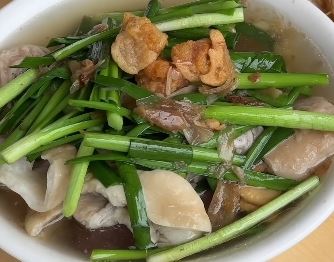 超人氣的「豬血大腸湯」以新鮮豬血搭配大腸、韭菜及酸菜提味,最後撒上靈魂自製豬油泡,香氣四溢,是必點靈魂招牌(圖/讀者提供)