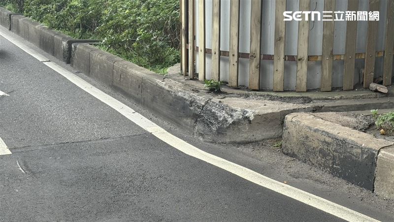 北市簡男駕駛奧迪開上市民高架時自撞分隔島後翻覆。（圖／翻攝畫面）
