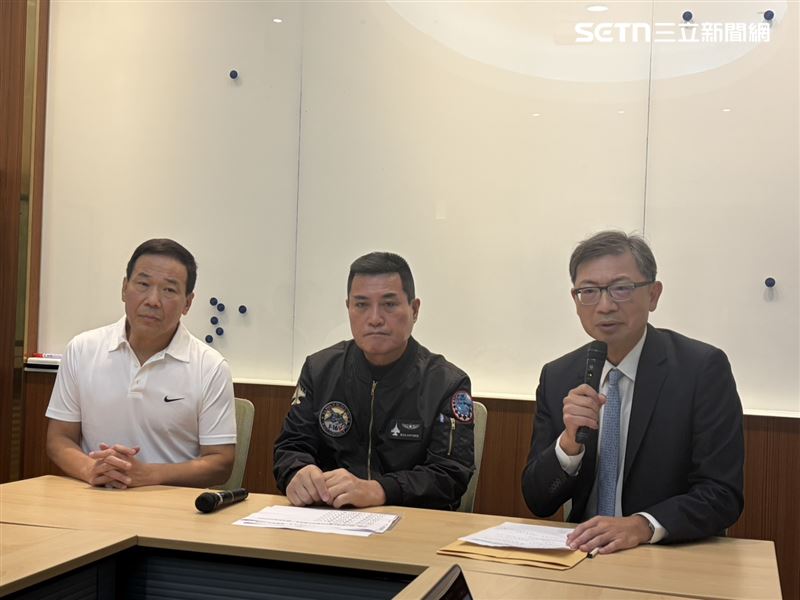 台大醫院副院長陳晉興(右)代余院長發表聲明。(圖/記者簡浩正攝影)