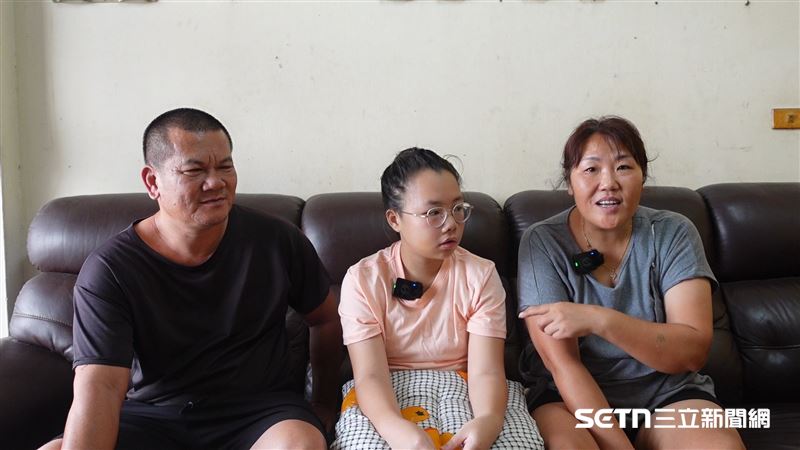 萲萲從幼兒園中班開始寫母親節卡片,當時因不好意思向老師說明自己的家庭狀況,仍和其他同學一樣寫給「媽媽」。直到大班時,她終於鼓起勇氣問老師:「我的母親節卡片可不可以寫阿嬤?」得到老師肯定的答案後,從此她把母親節留給阿嬤、父親節留給阿公,因為對她而言,阿公阿嬤就是一路陪著自己長大的「爸爸媽媽」。(圖/記者張雅筑攝)