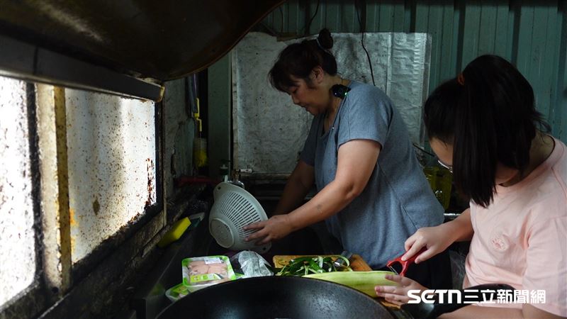 談起孫女萲萲,阿嬤臉上滿是疼愛,不斷稱讚她「真的很乖、很好帶」。其實阿嬤是阿公的續絃,與萲萲沒有血緣關係,卻從她還是嬰兒時便一路照顧至今。阿嬤感性地說:「我自己也沒有小孩,所以把全部的愛都給她啊,把她當成自己的女兒,好好照顧。」血緣不同,疼愛卻從未少過一分。(圖/記者張雅筑攝)