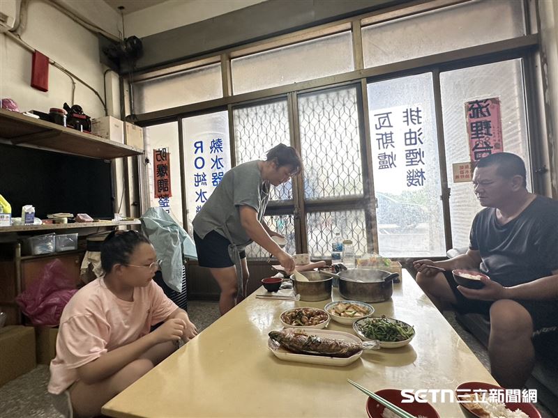 知道萲萲剛做完手術,暫時無法正常吃東西、只能以流質食物為主,阿嬤擔心孫女吃不飽、營養不夠,還特別煮粥再打成漿,讓她可以順利入口。從每天吃什麼、吃不吃得飽,到術後的照護,阿嬤總是想得比誰都仔細,把對孫女的疼愛,全放進一餐一飯的日常裡。(圖/記者張雅筑攝)