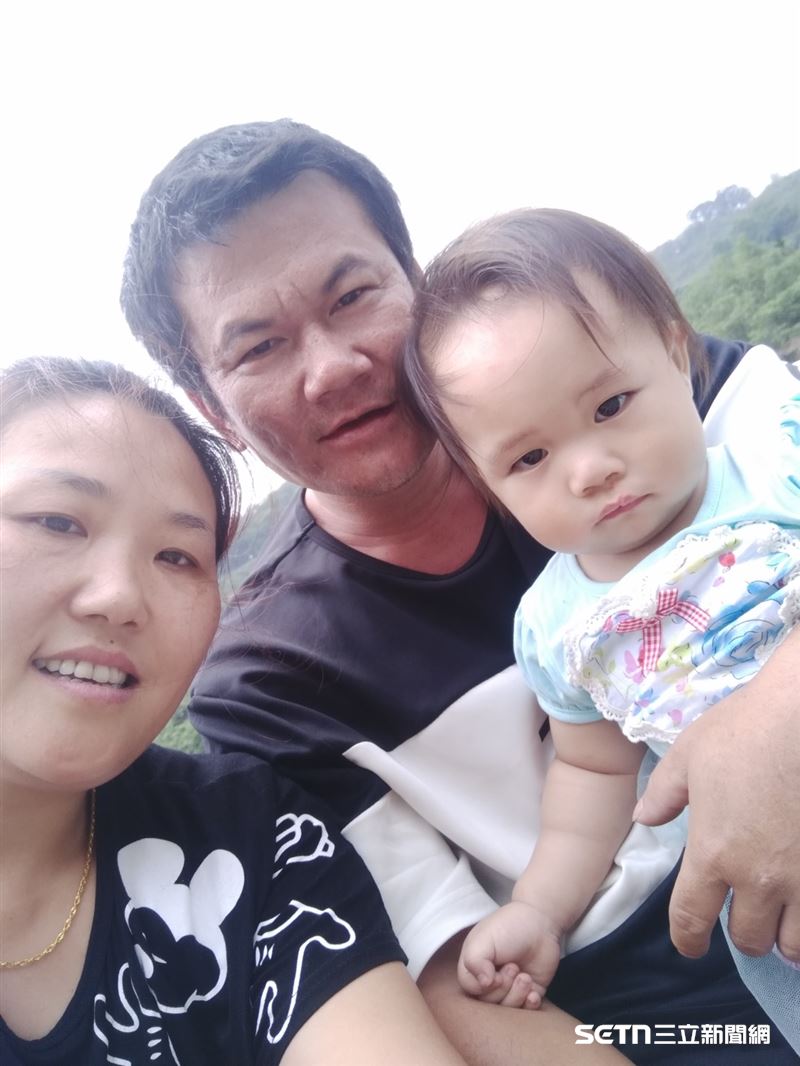 在萲萲8個月大左右,因父母感情失和、最後離婚,照顧她的責任便落到阿公、阿嬤肩上。從襁褓中的嬰兒一路拉拔到如今10歲,接送上下學、陪伴就醫和一次次手術,祖孫三人的生活早已緊緊綁在一起。阿公說得簡單:「自己的孫女當然自己帶,不可能把她放著。」這一帶,就是近10年。(圖/家屬授權提供)