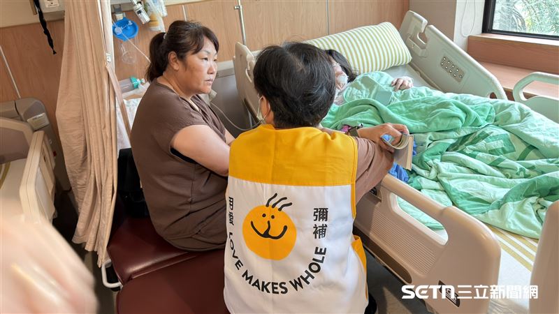 不久前,萲萲在桃園長庚完成齒槽骨裂修補手術,住院期間除了阿嬤親力親為、寸步不離地照顧,羅慧夫顱顏基金會的志工與社工也一路陪伴、關心祖孫倆。(圖/羅慧夫顱顏基金會提供)
