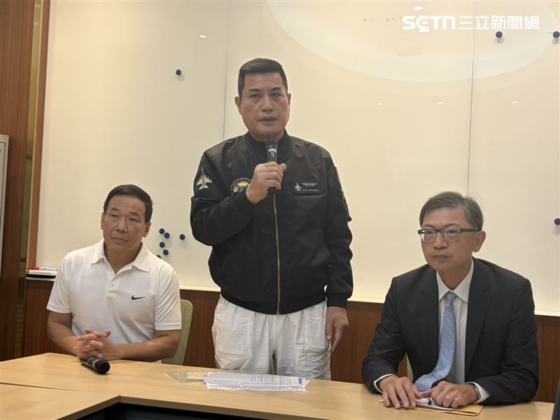 國民黨立委黃仁(中)今約詢台大醫院副院長陳晉興等人,要求釐清病患12天急診留觀期間的醫療處置,提出完整檢討報告。(圖/記者簡浩正攝影)