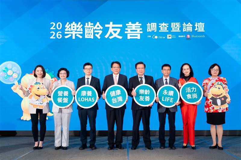 (右起)高原社區發展協會總幹事黃玉琴、國際影星湯蘭花、台大醫院復健部主治醫師王亭貴、台灣人壽董事長許舒博、總統府秘書長潘孟安、台灣人壽資深副總葉栢宏、衛生福利部國民健康署副署長林莉茹、50+總編輯王美珍,共同關注高齡健康與樂齡生活議題。(圖/遠見提供)