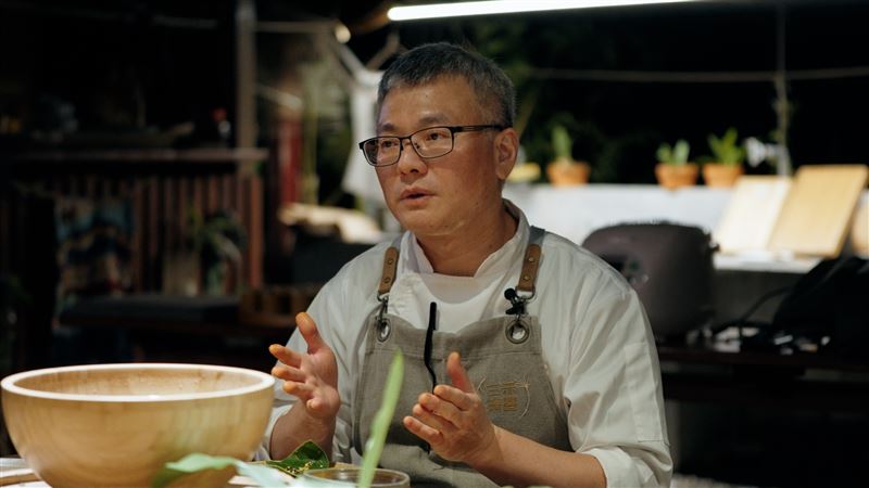 米其林選店主廚林祺豐多次嘗試後終於找到油芒的料理方法。(圖/鏡電視提供)