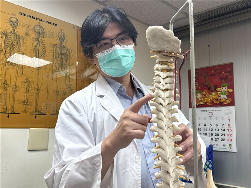醫師提醒，若出現肩頸僵硬、手臂到手指出現刺痛麻木感、肌肉無力，很可能是頸椎問題。(圖／李綜合醫院提供)