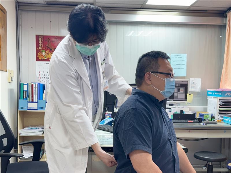 60多歲患者出現手腳麻木、走路不穩的狀況，經檢查才發現是頸椎退化病變。(圖／李綜合醫院提供)