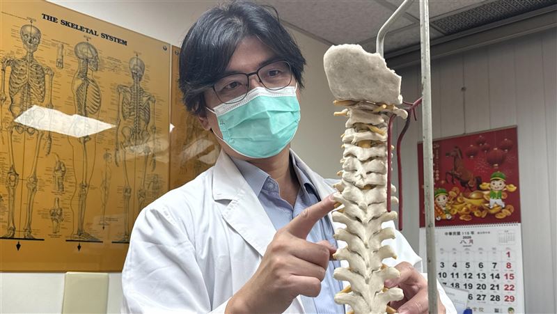 手麻走路輕飄飄以為卡到陰　恐是頸椎病變