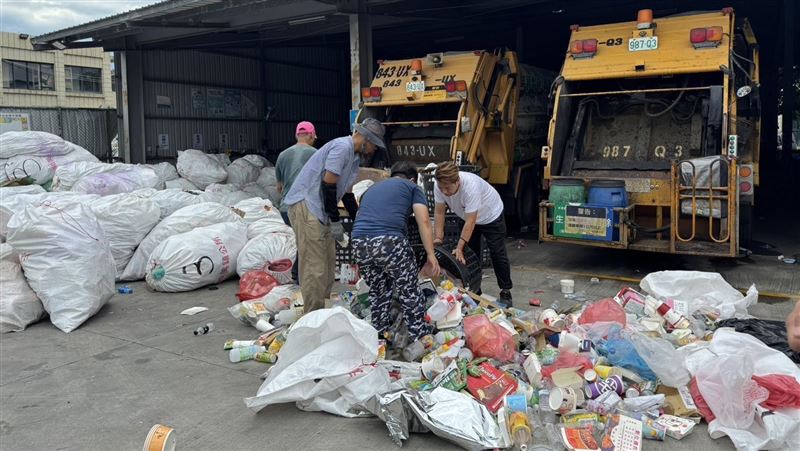 鹿港清潔隊員遭「毒液噴濺」害腿灼傷送醫