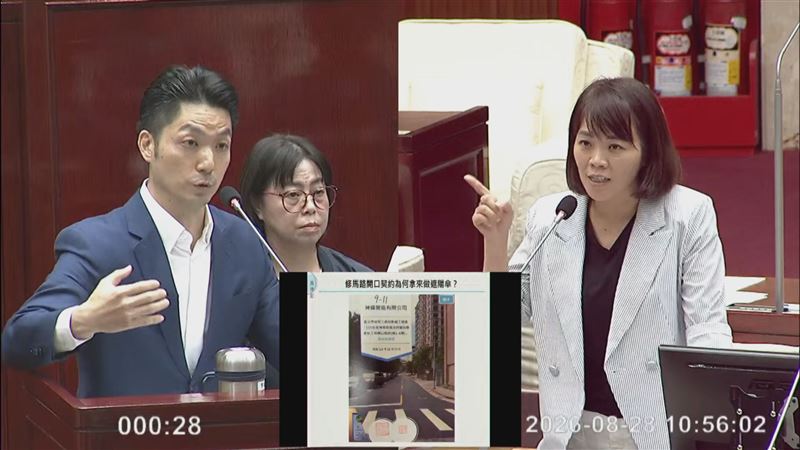 簡舒培爆,遮陽傘加上照明「一支要984.6萬」,蔣萬安反嗆,高雄前鎮漁港從3千萬到81億,要不要一致標準?(圖/翻攝畫面)