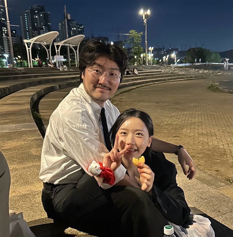 韓國百萬訂閱的YouTuber兼歌手趙魅力(左)。(圖/翻攝自IG @charmingjo_official)