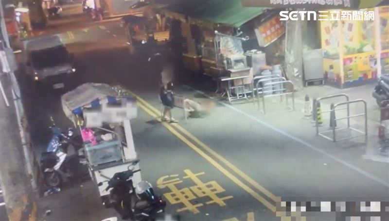 羅東夜市格鬥盃！2男持酒瓶磚頭當街互毆