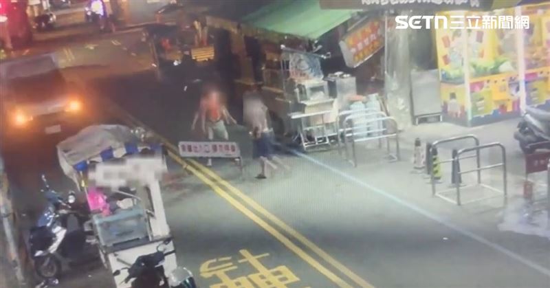 宜蘭羅東夜市發生打架事件,江男與黃男酒後爆發肢體衝突,2男訊後移請宜蘭地檢署偵辦。(圖/翻攝畫面)