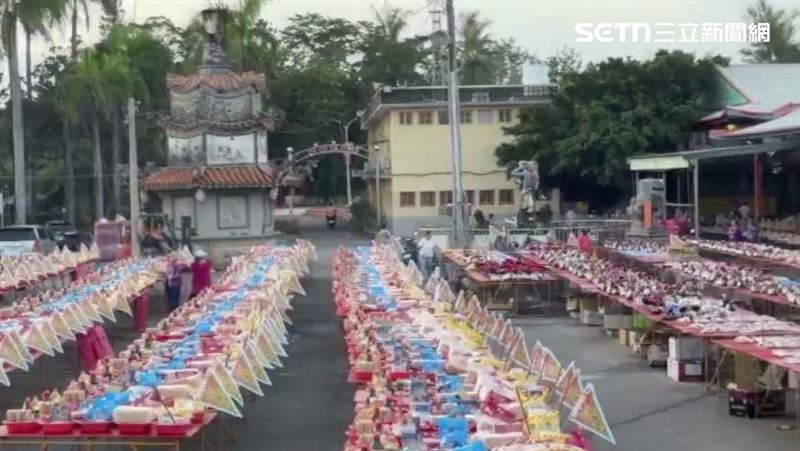 中元普渡嘉義東石港口宮今年供桌桌數破紀錄,今年以2780桌比起去年增加了180桌,信眾買下整頭豬祭拜普渡公,豬隻數量也多達210頭