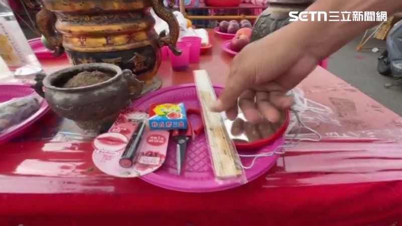 民間普渡宗教習俗除了拜供品,還要準備水盆、鏡子、胭脂水粉讓好兄弟梳洗