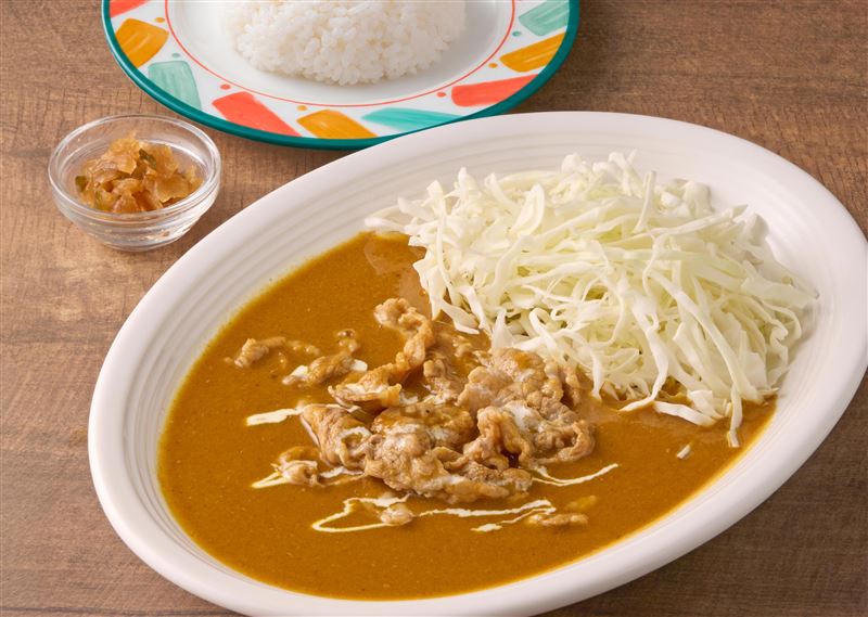 泰迪農園咖哩180元就能吃「雪花牛肉咖哩」套餐,皆附越光米飯、高麗菜絲和漬菜。(圖/泰迪農園咖哩提供)