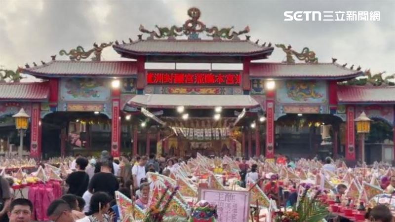 東石地區早年因北港溪洪水氾濫造成嚴重死傷,廟宇神明指示每年舉辦中元普渡祭庇佑倖存後代子孫