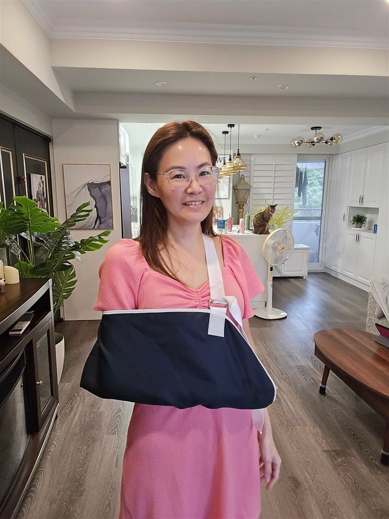 兩性專家欣西亞近日驚曝意外傷勢,當下右手臂痛到無法活動。(圖/翻攝自欣西亞FB)