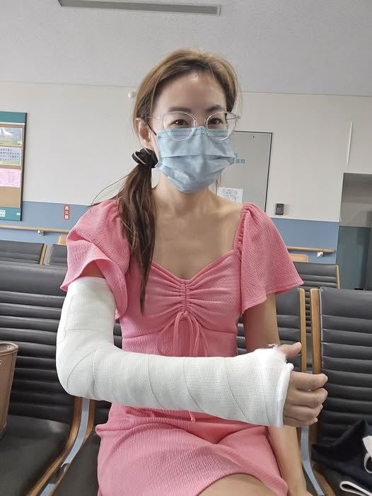 欣西亞表示,原本以為只是普通摔傷,沒想到竟然真的骨折,也是人生第一次打石膏。(圖/翻攝自欣西亞FB)