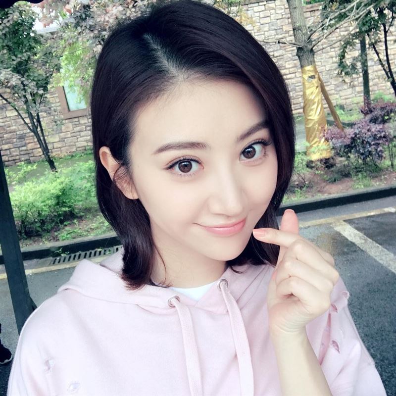 景甜日前被前男友爆料索取天價聘金。(圖/翻攝自IG @jingtian)