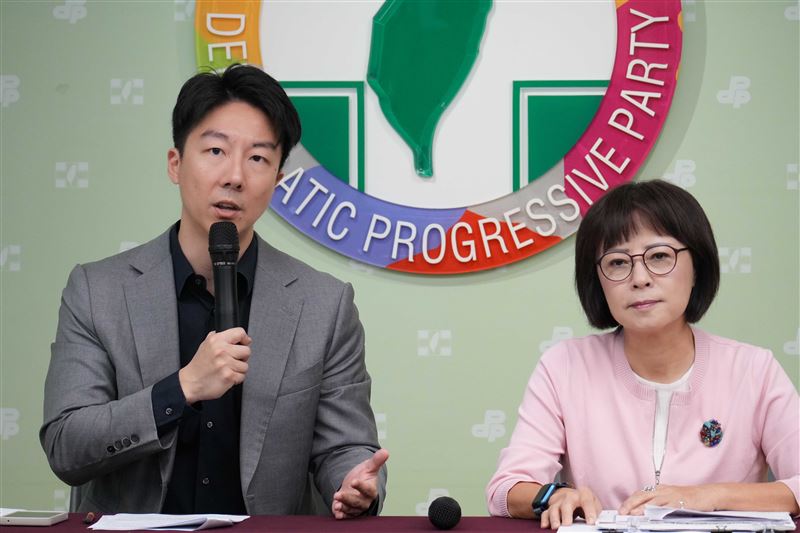 民進黨立委林月琴、發言人吳崢上午舉行「問A答B一脈相承,苗栗市標案疑雲說不清!」記者會(圖/民進黨提供)