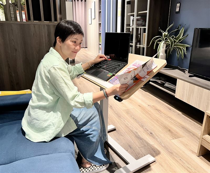 Home Zone索爾充電式智能升降桌能適應不同身高與坐站交替需求,極致利用小套房空間,無論辦公、追劇或客廳小邊桌等,隨處使用不受限。(圖/品牌業者提供)