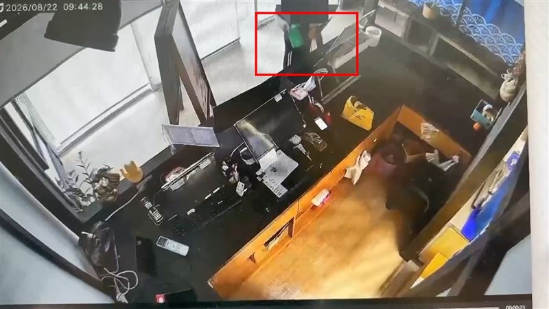 蘇男偷走店家的愛心捐款箱。(圖/翻攝畫面)