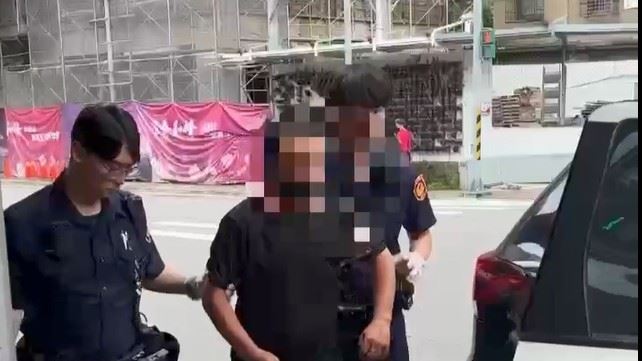 蘇男被警方逮捕。(圖/翻攝畫面)