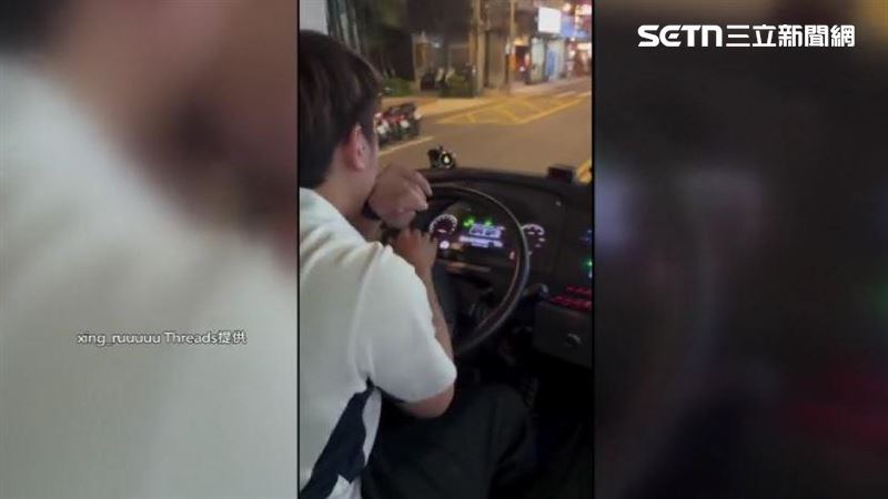 有乘客發現,307公車的駕駛沒有專心留意前方的路況,反而邊使用智慧型手錶甚至傳送訊息。(圖/翻攝自Threads @xing_ruuuu)