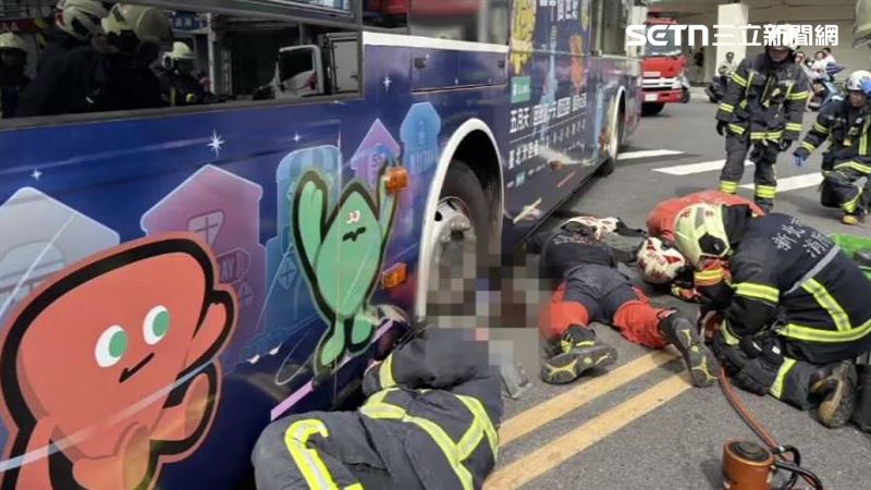 今年六月一名婦人行經斑馬線,接著遭到右轉的307公車撞上,緊急送醫後傷重不治