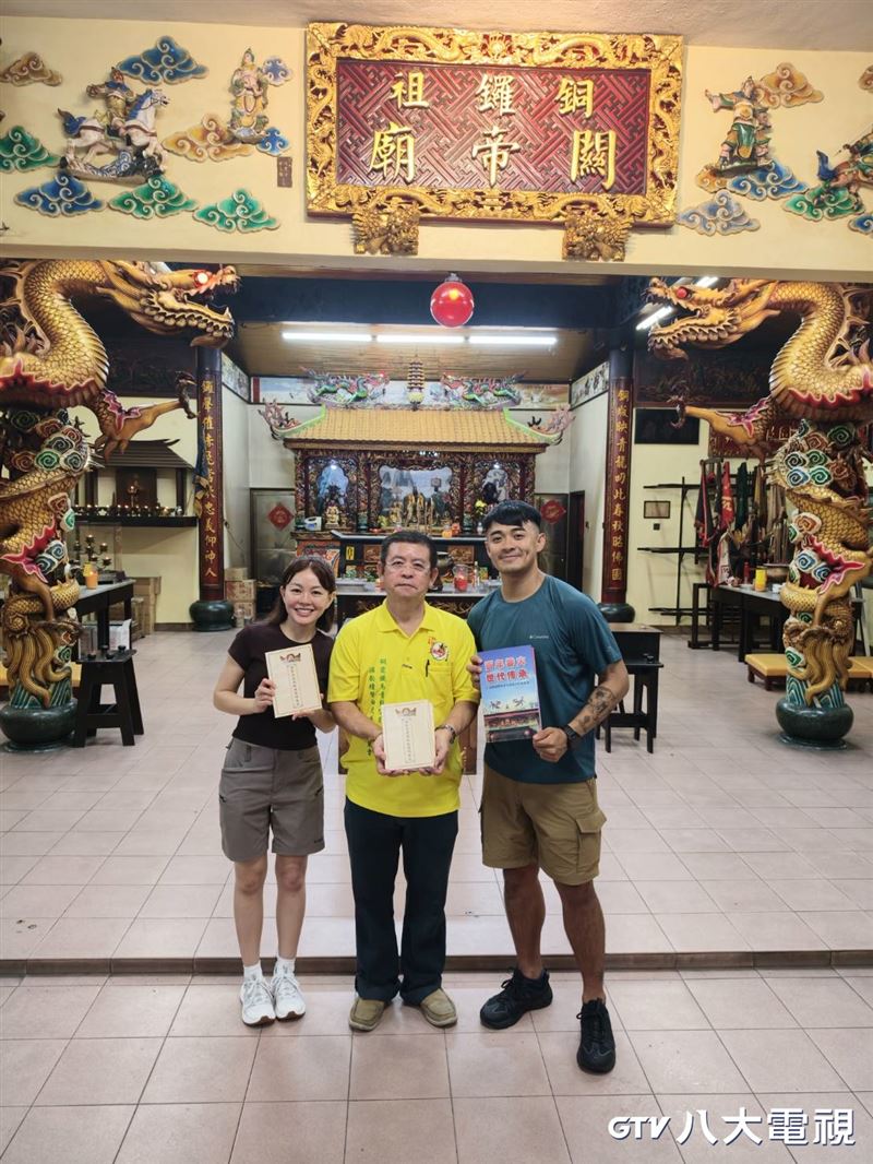 融融(右)與馬鈴薯小姐雁靈(左)體驗罕見的「神轎把脈」求神問診民俗文化。(圖/八大電視提供)