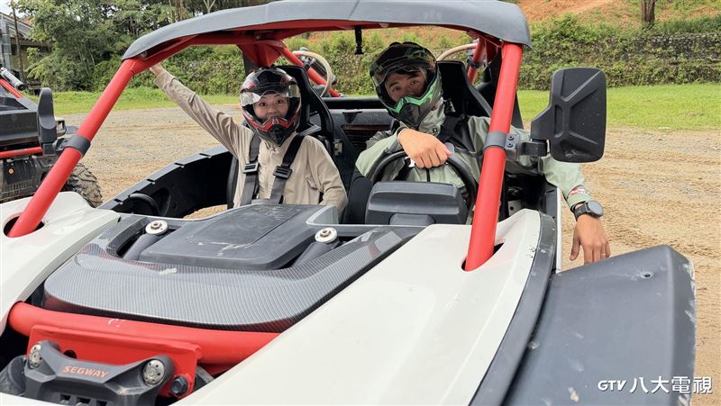 越野車險撞山壁　男星油門猛催整台車冒煙