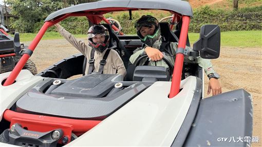 越野車險撞山壁　男星油門猛催整台車冒煙
