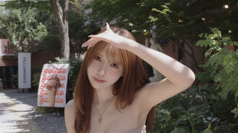 三上悠亞上衣滑落洩性感曲線　掀萬人朝聖
