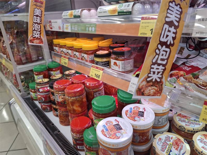 中國爆「甲醛白菜」食安疑雲,民眾擔心中國白菜先輸往韓國,加工製成泡菜後輸台。(圖/記者周佩怡攝影)