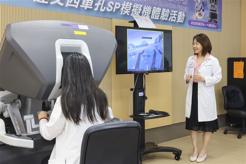 新光醫院一般外科主任鄭翠芬說明乳癌個案與治療方式。(圖/新光醫院提供)